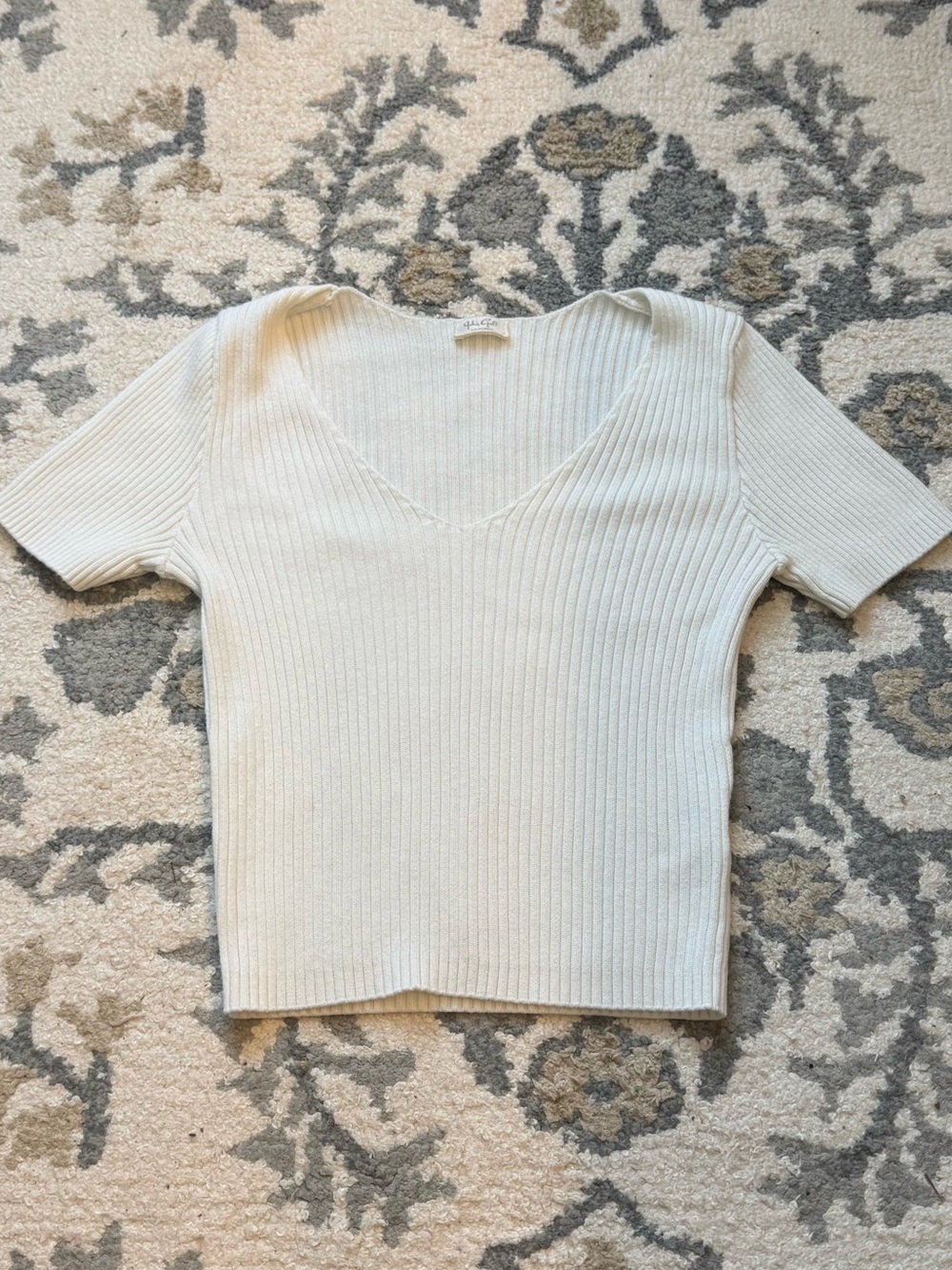 Brandy Melville Cream Ribbed V‑Neck Short Sleeve Top